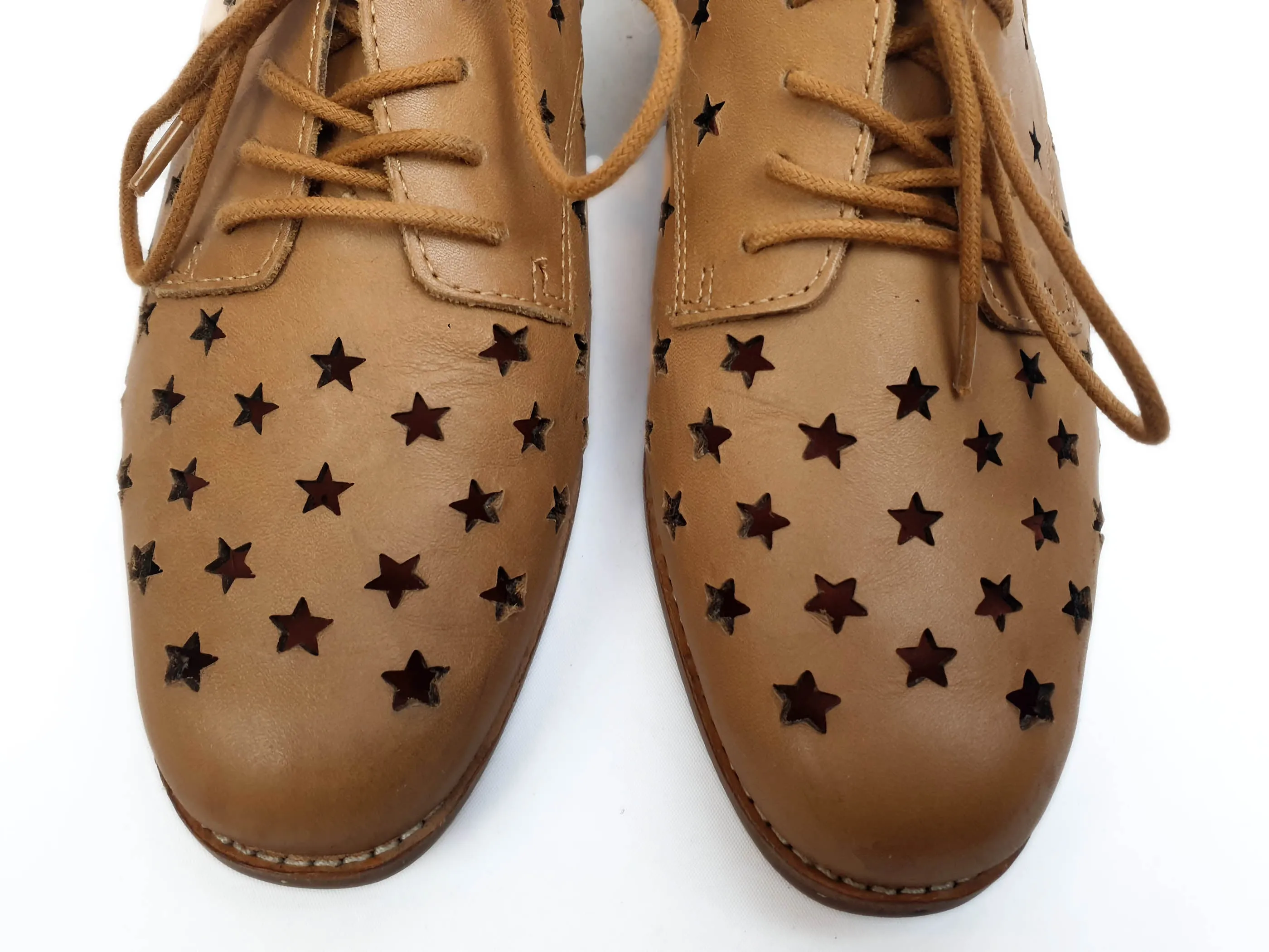 Bared brown leather laceups with star perforations size 36