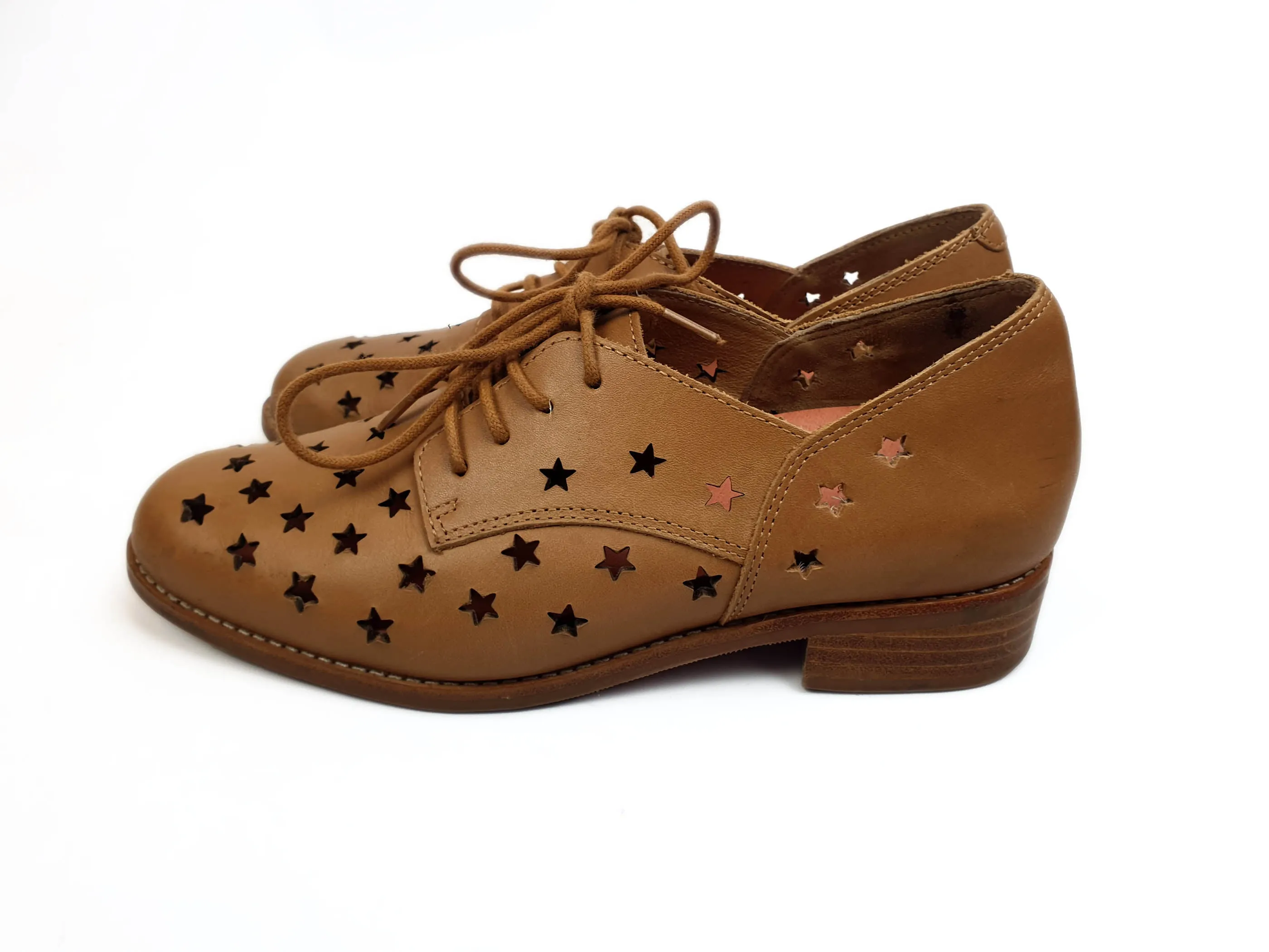 Bared brown leather laceups with star perforations size 36