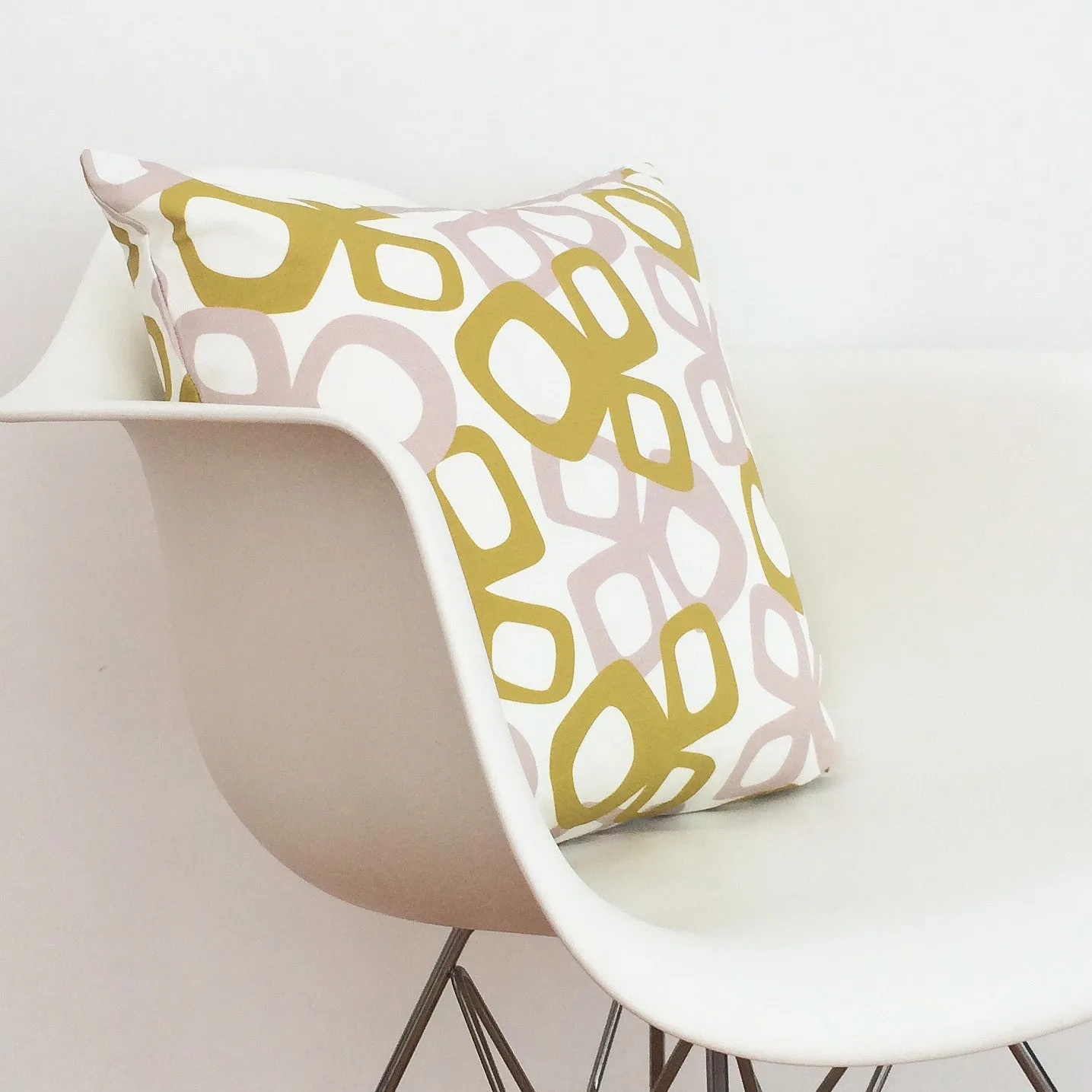 Bow Linen Cotton Pillow (18x18) – Mustard