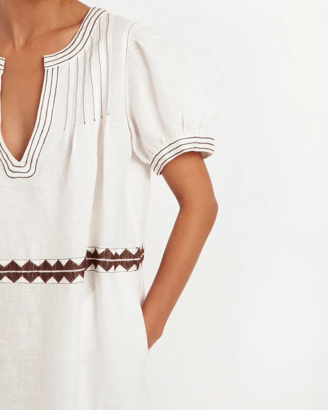 DRESS NERVIR FEATHER CHEVRON SHORT SLEEVES - WHITE/BROWN