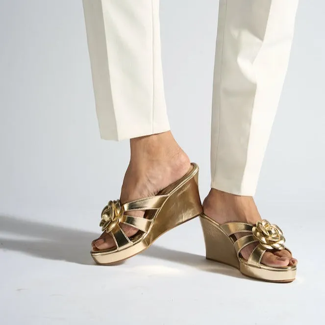 Golden flower wedge
