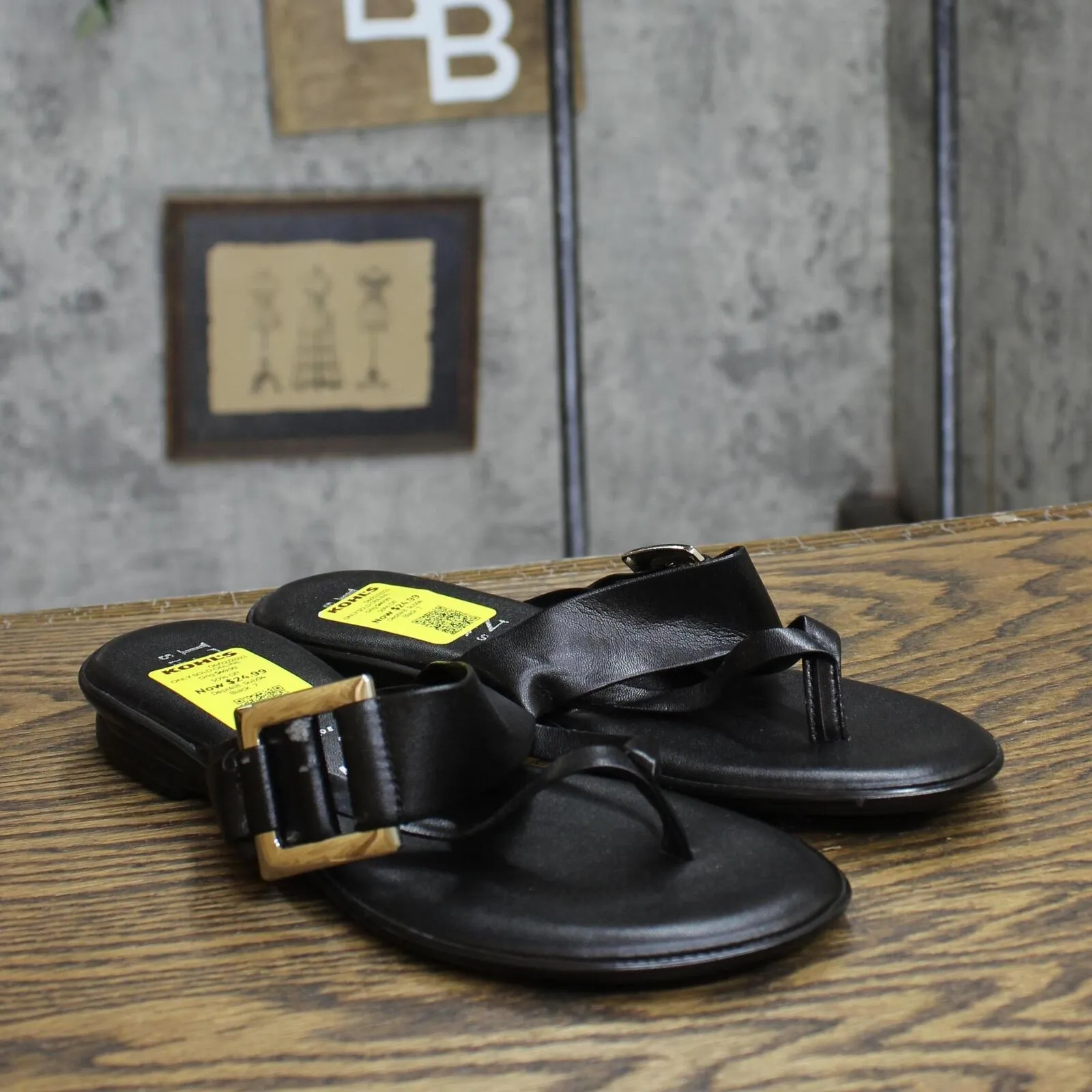 Italian Shoemakers Corinne Womens Flat Sandal with Buckle Thong Black 7M