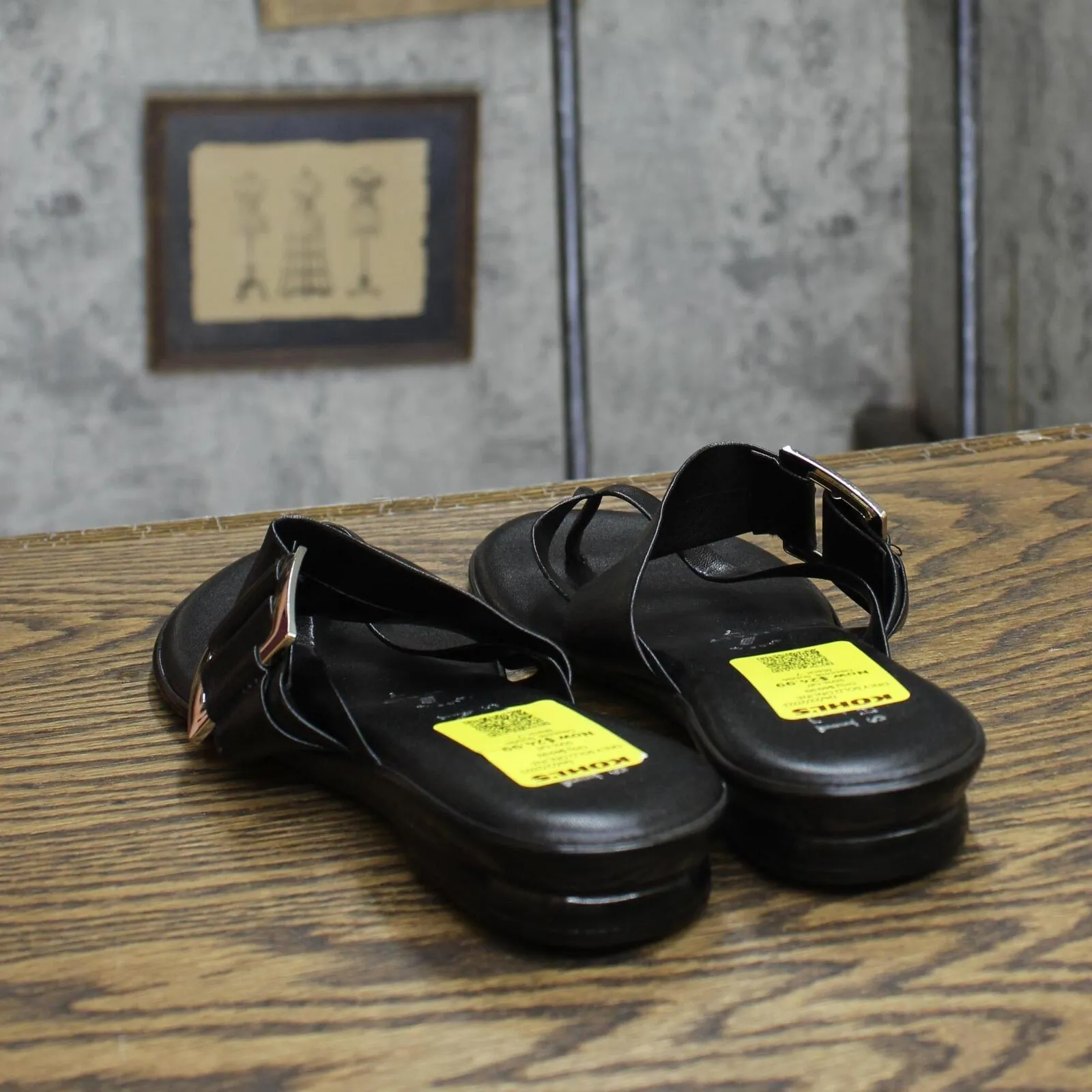 Italian Shoemakers Corinne Womens Flat Sandal with Buckle Thong Black 7M