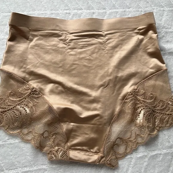 NATORI Feathers Everyday High-Waisted Control Top Briefs.