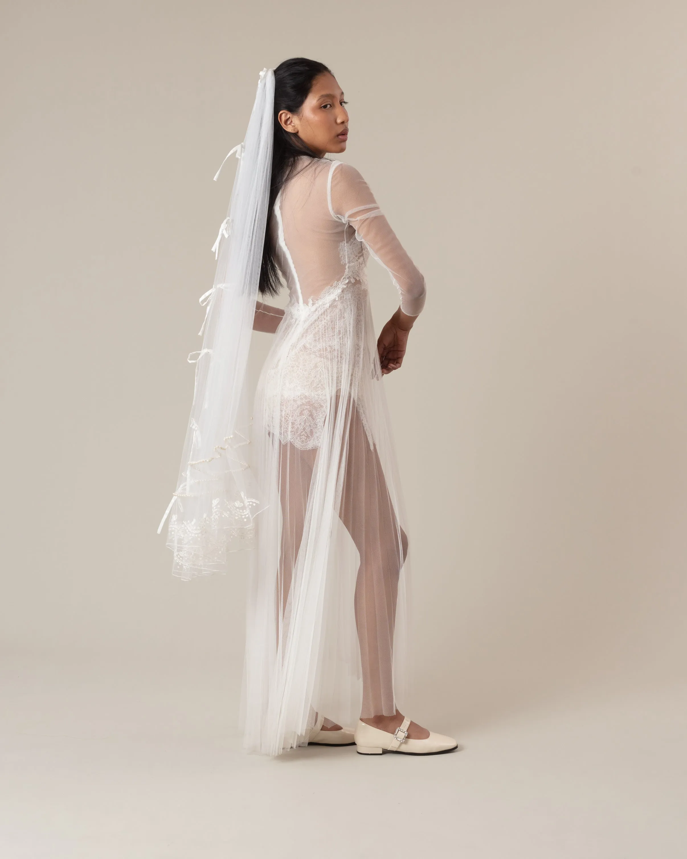 RTS.- MARTINA SATIN BOWS AND PEARLS EMBROIDERED VEIL
