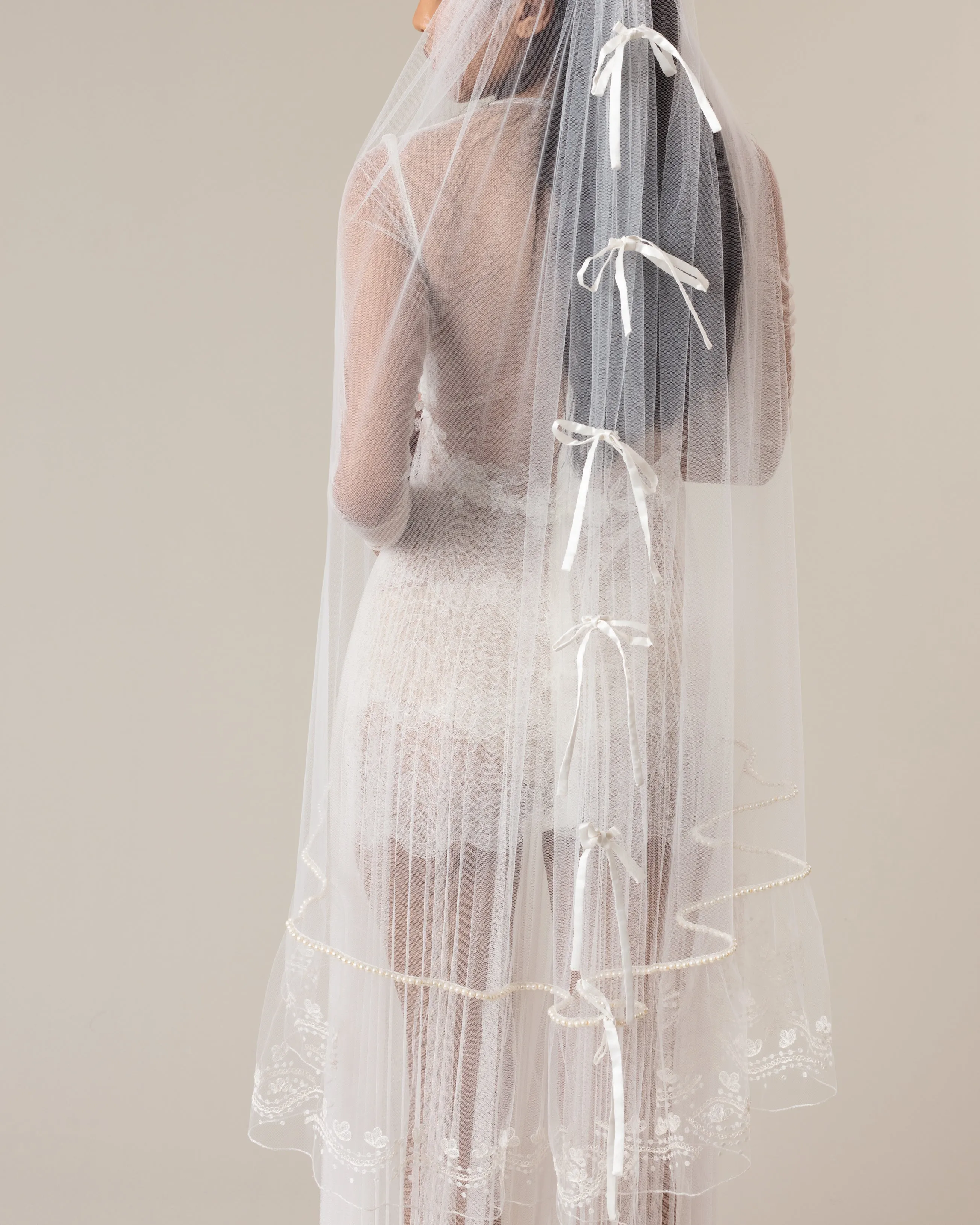 RTS.- MARTINA SATIN BOWS AND PEARLS EMBROIDERED VEIL