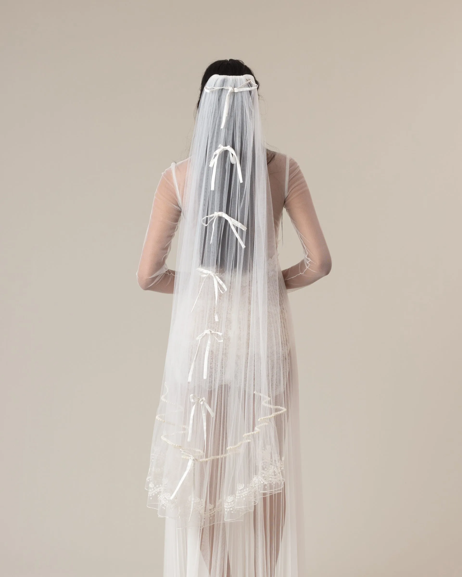 RTS.- MARTINA SATIN BOWS AND PEARLS EMBROIDERED VEIL