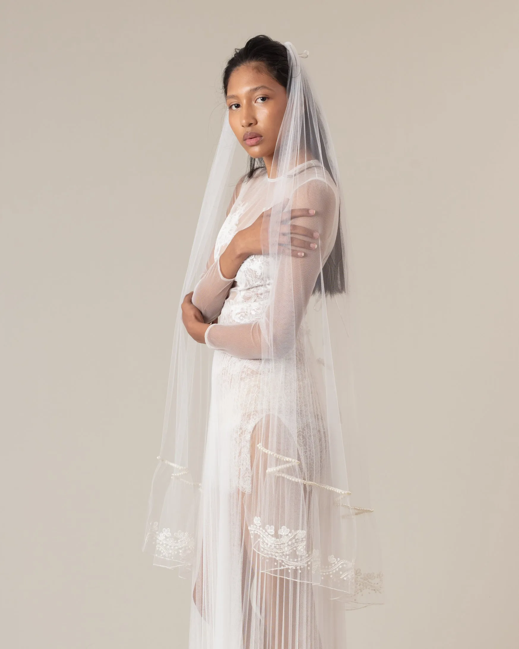 RTS.- MARTINA SATIN BOWS AND PEARLS EMBROIDERED VEIL