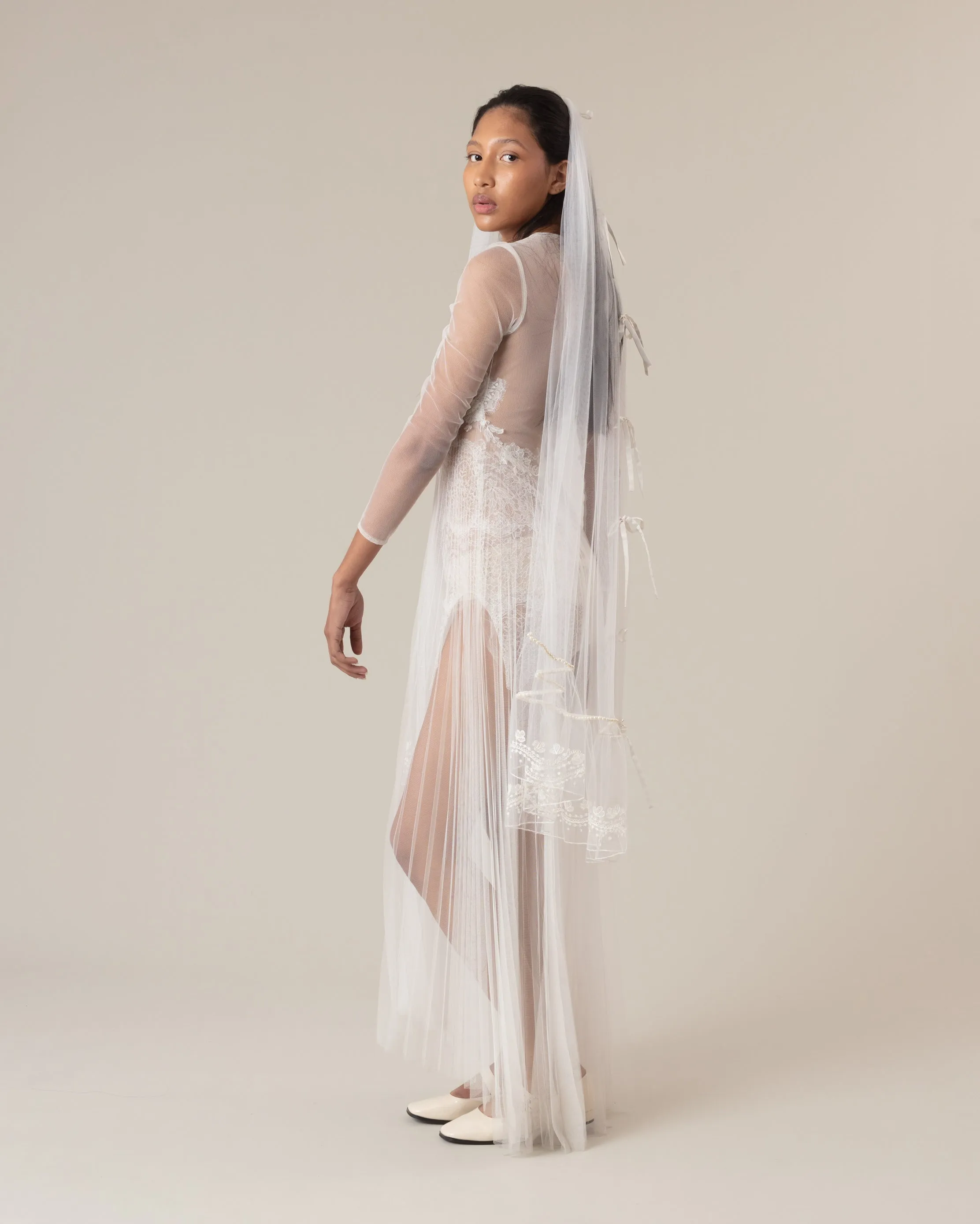 RTS.- MARTINA SATIN BOWS AND PEARLS EMBROIDERED VEIL