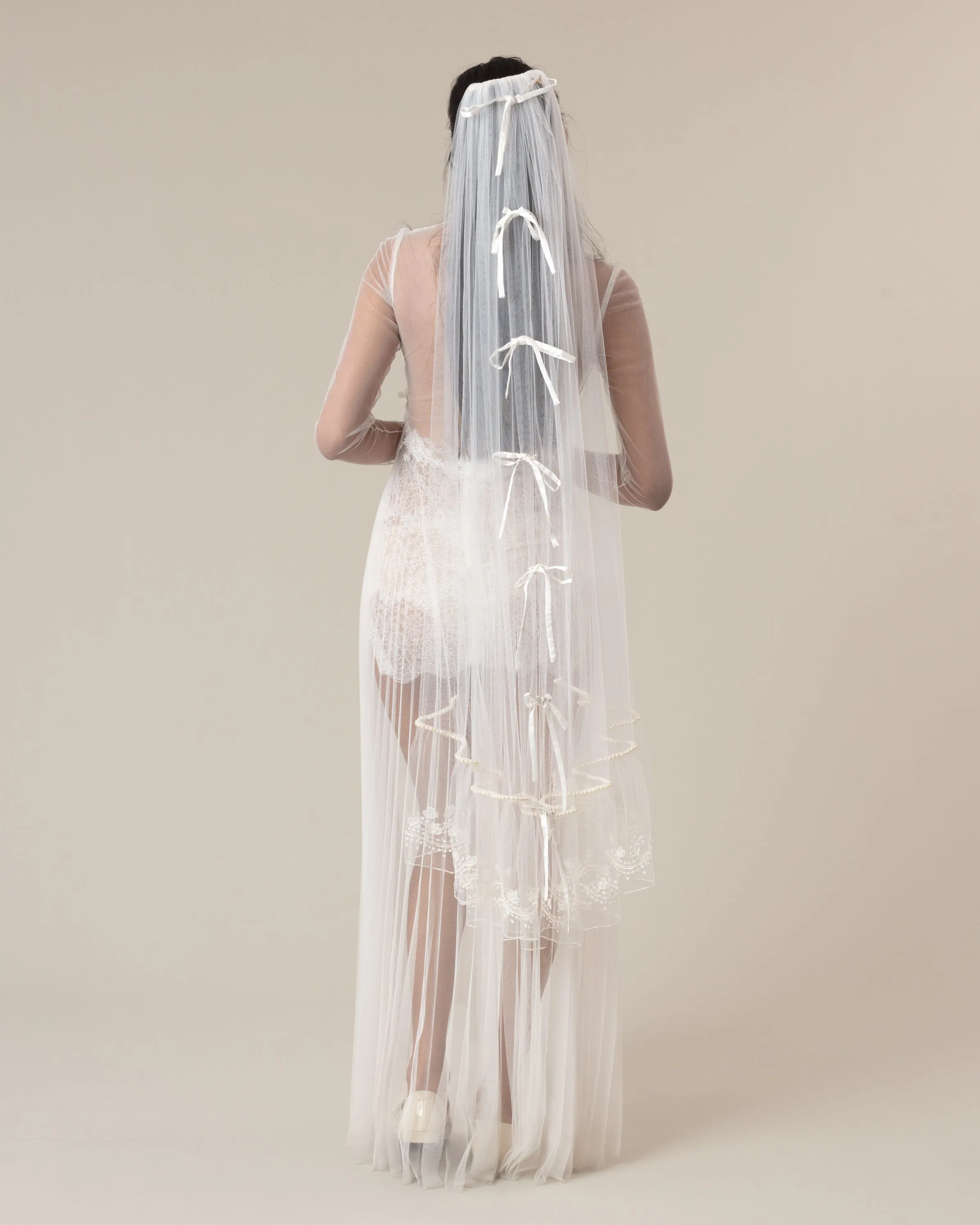 RTS.- MARTINA SATIN BOWS AND PEARLS EMBROIDERED VEIL