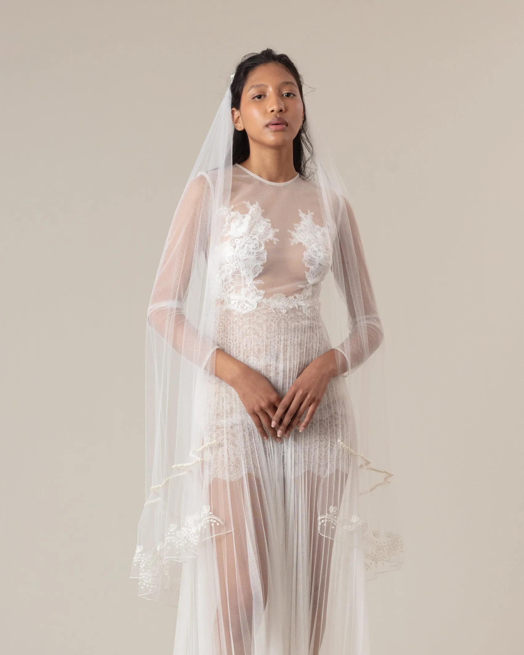RTS.- MARTINA SATIN BOWS AND PEARLS EMBROIDERED VEIL