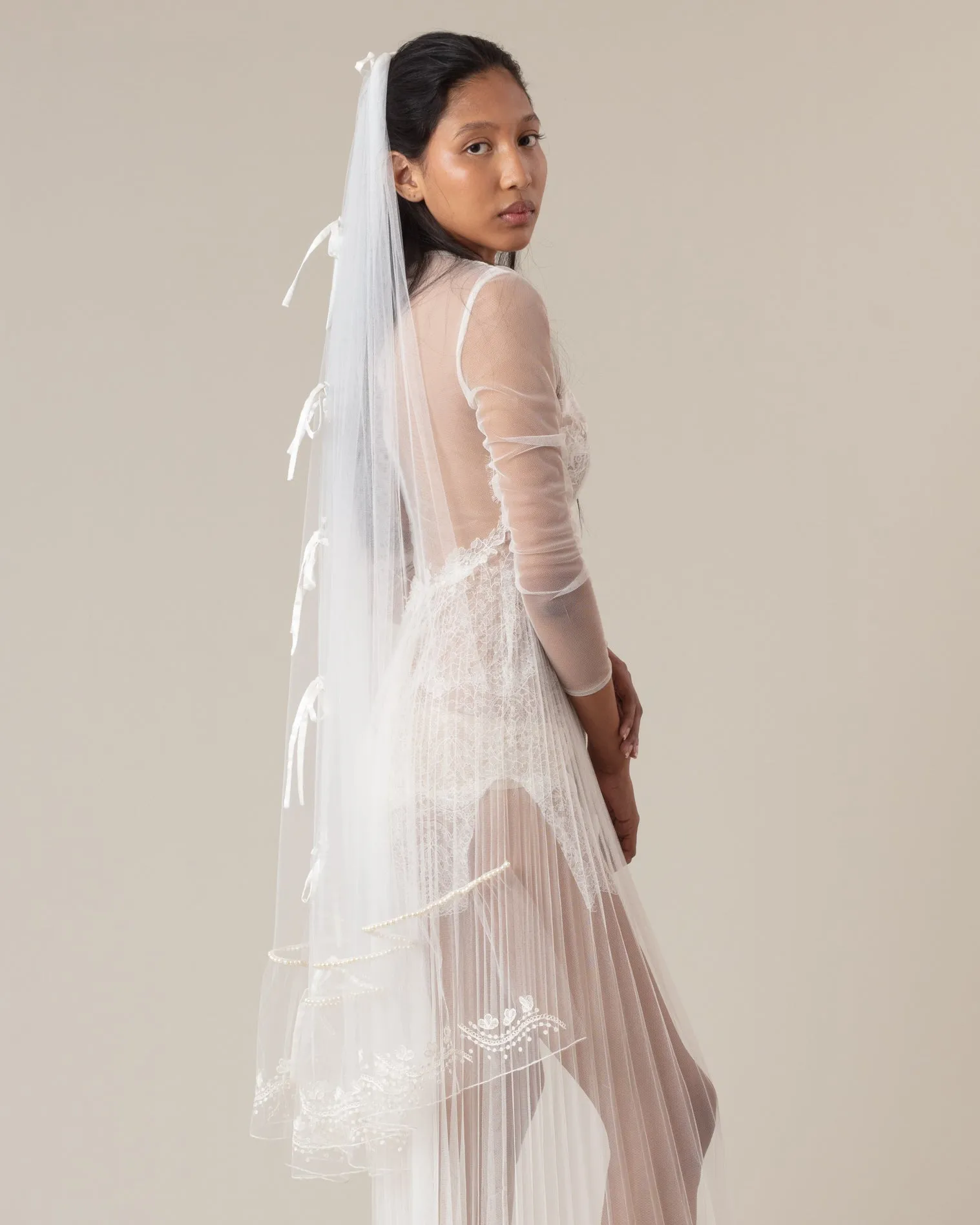 RTS.- MARTINA SATIN BOWS AND PEARLS EMBROIDERED VEIL