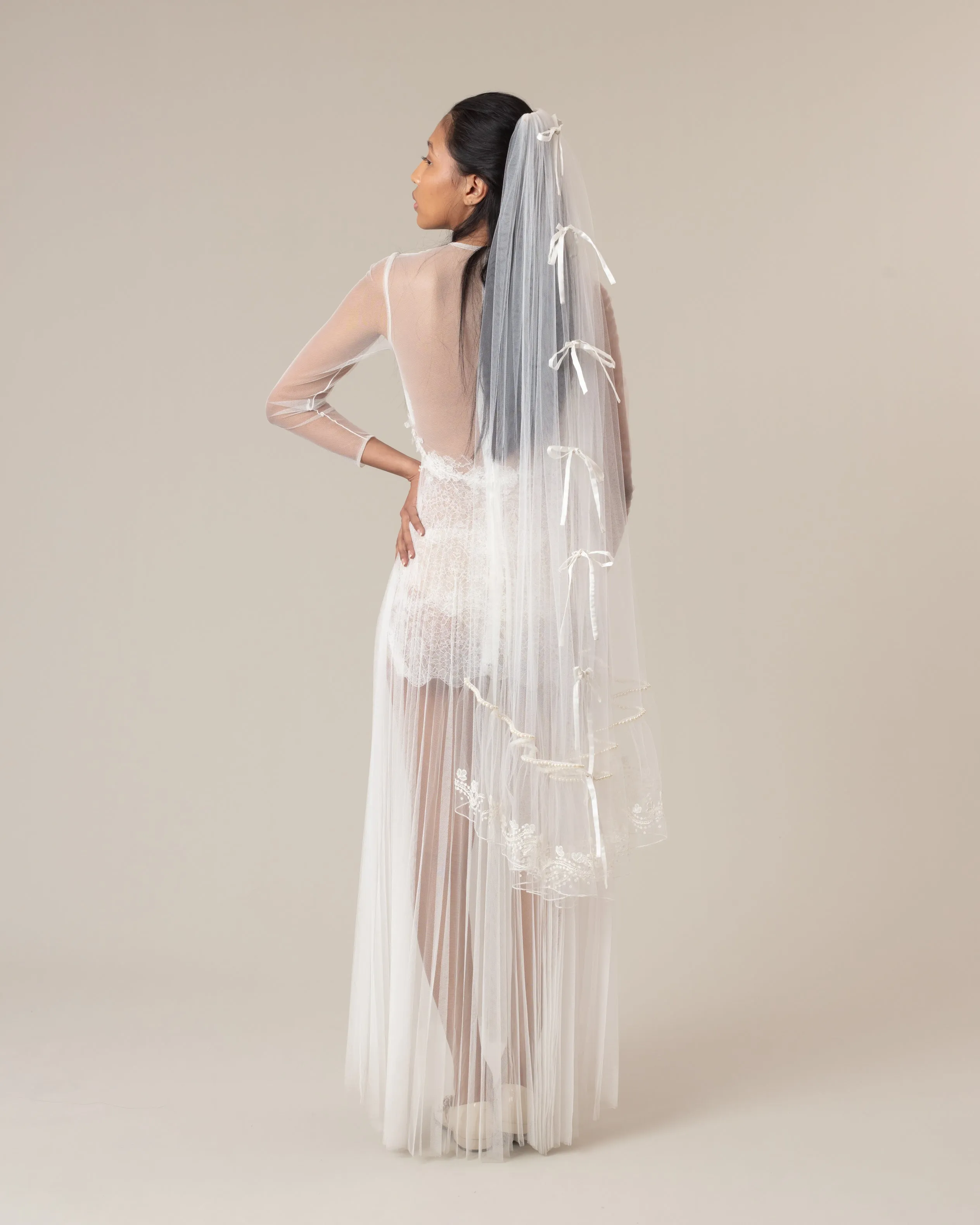 RTS.- MARTINA SATIN BOWS AND PEARLS EMBROIDERED VEIL