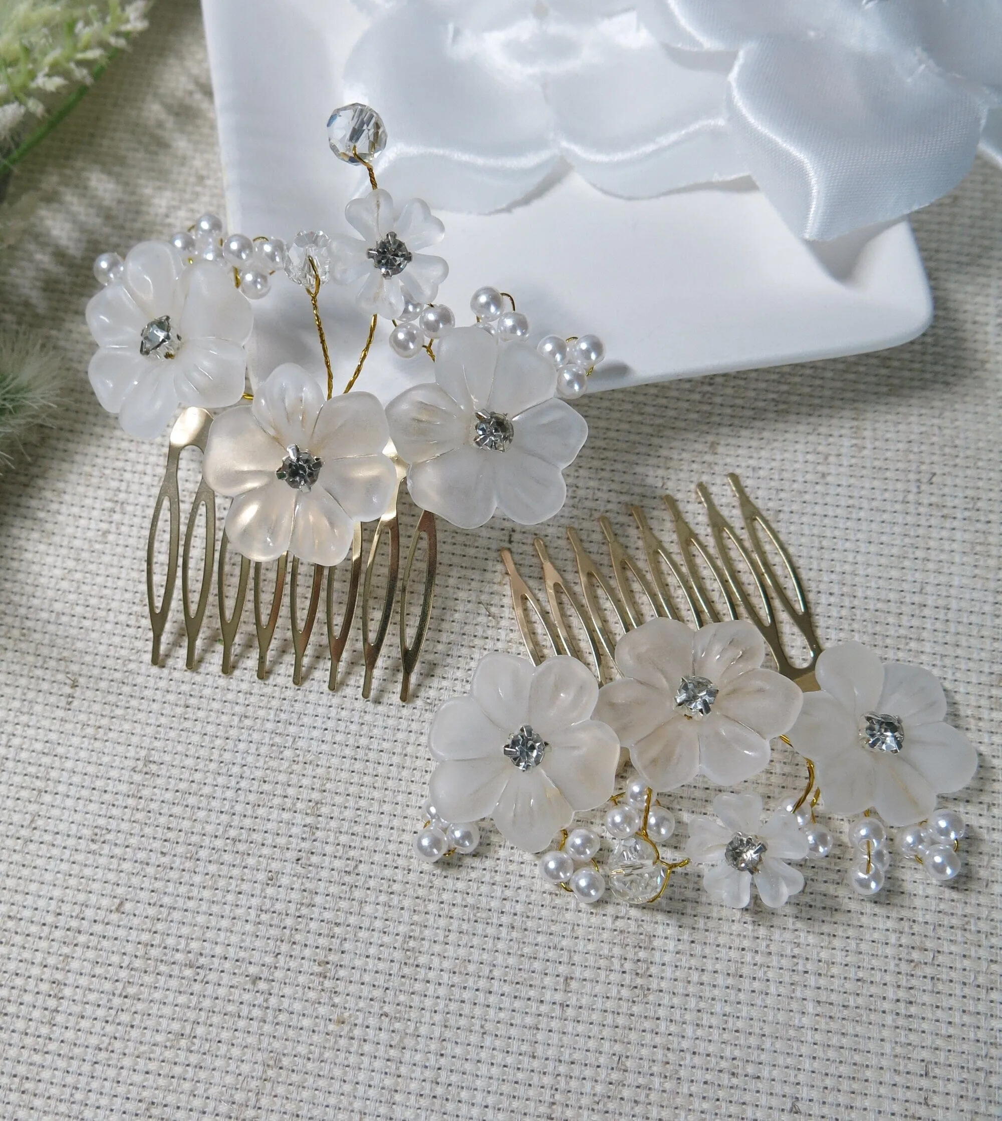 White Flower 2 PC Hair Comb Set, Wedding Floral Pearl Hairpiece 2 PC Set, Bridal White Floral Small Hair Comb Set
